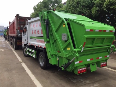 新鄉市新款東風8噸壓縮式垃圾車與3立方擺臂式垃圾車的綜合應用及油罐車在環衛體系中的協同作用